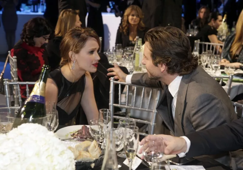 Él soltero por terminar con Zoe Saldana y ella que apenas rompió con Nicolas Holt, se notaron muy felices de trabajar juntos en la película que les dio el premio a mejores actores de comedia.