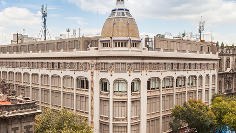 El edificio de la calle 20 de noviembre, en el centro histórico de la Ciudad de México fue el primer almacén de la cadena. La construcción de 1888, propiedad de José Leautaud y José y Enrique Tron en aquel entonces, causó un gran impacto.