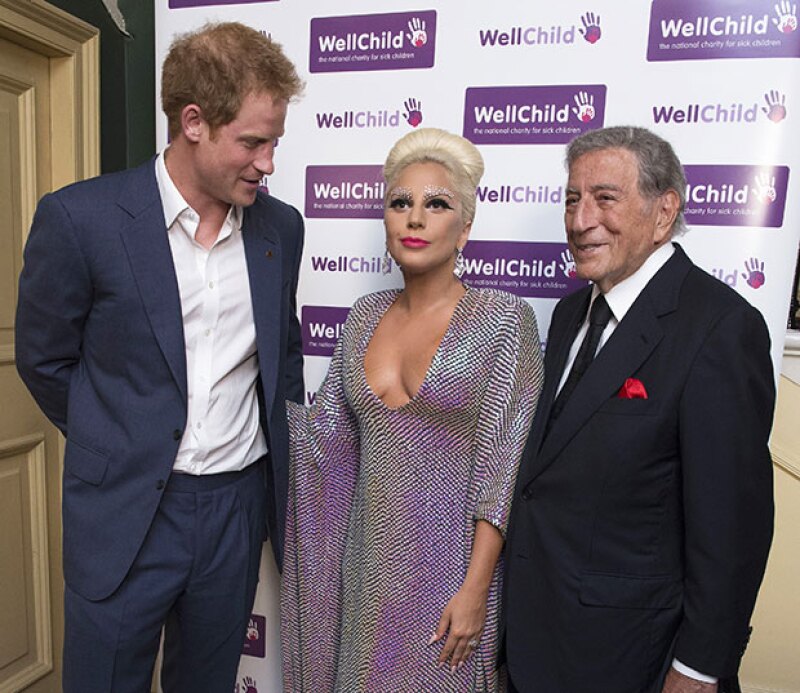 Harry no resistió las ganas de ver los atributos de Lady Gaga.