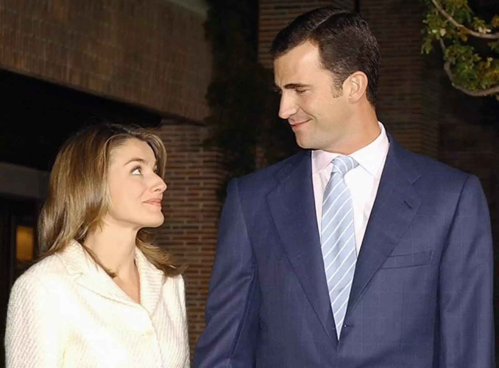 Antes de casarse con el príncipe, Letizia, ya instalada en el Palacio de la Zarzuela, comenzó a tomar clases de historia de los Borbones y, por supuesto, de protocolo: cómo caminar, cómo saludar, cómo voltear a ver a los fotógrafos, etc.
