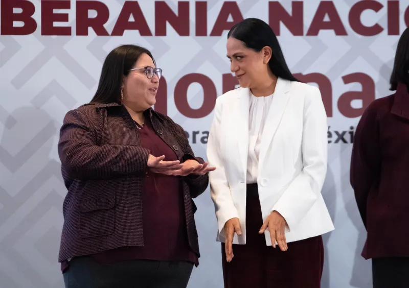 Citlalli Hernández y Ariadna Montiel durante la jornada de anuncios de los perfiles para coordinador.