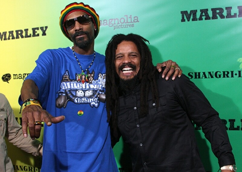 Snoop Dogg en la presentación del documental de la vida del cantante, a lado de uno de sus hijos.