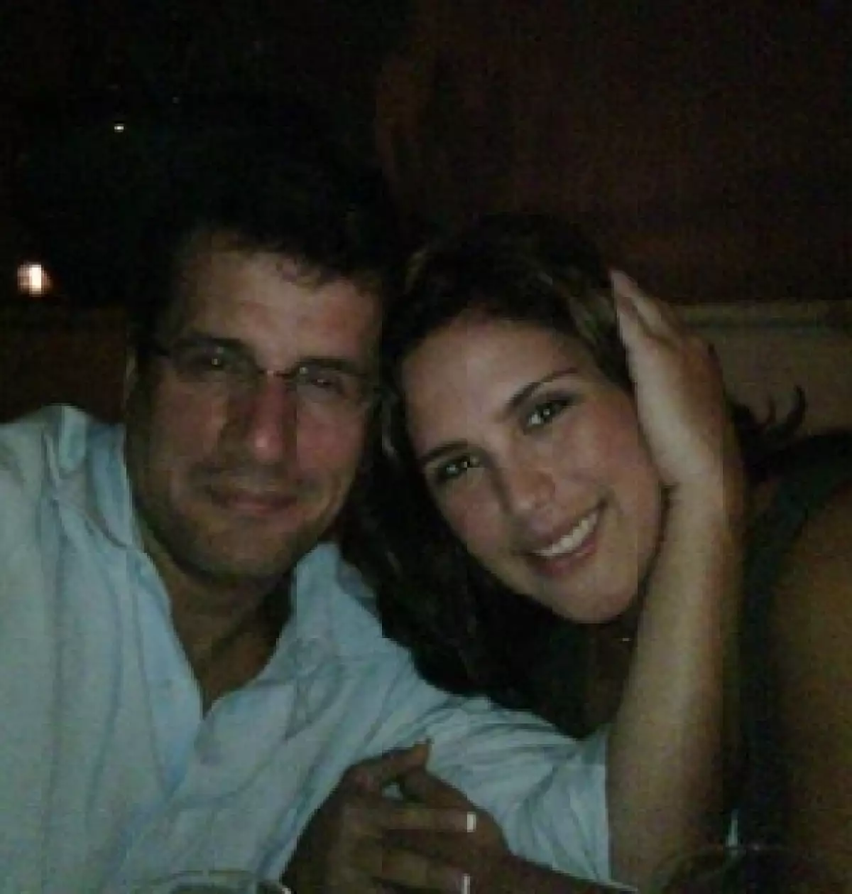 La entrega del anillo tuvo lugar en el café Romeo de la ciudad de Miami, donde festejaba su cumpleaños 35, cuando entró el mariachi y su novio Otto Padrón le entregó una caja grande.