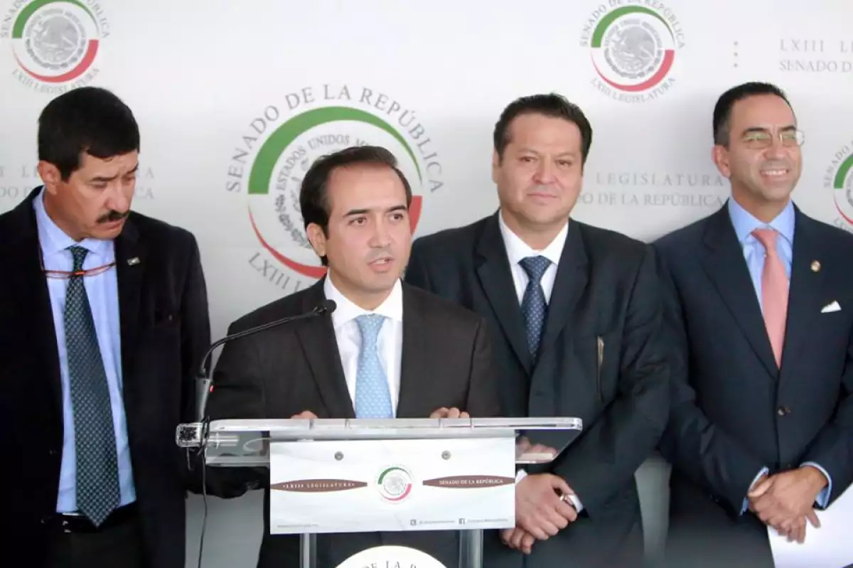 El senador por el PAN, Fernando Yunes Márquez, fue retenido durante ocho horas el día de la elección, por lo que anunció que interpondrá una denuncia.
