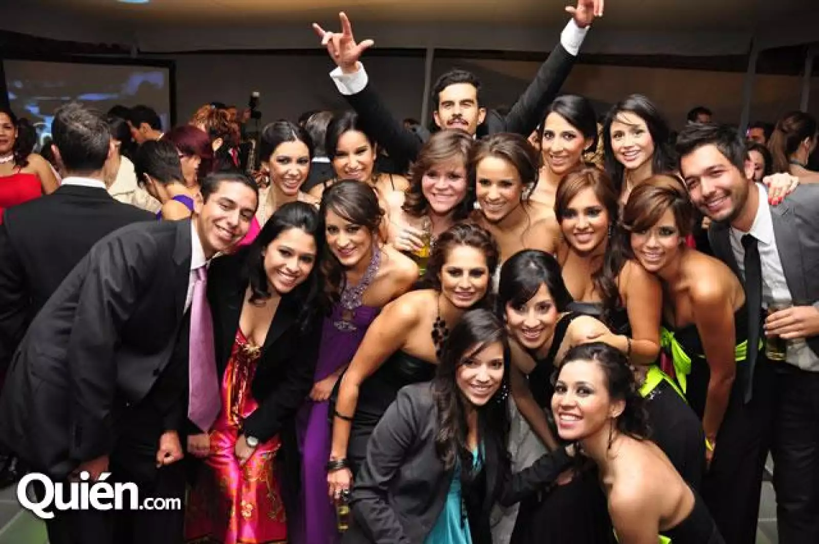 Novios con sus amigas