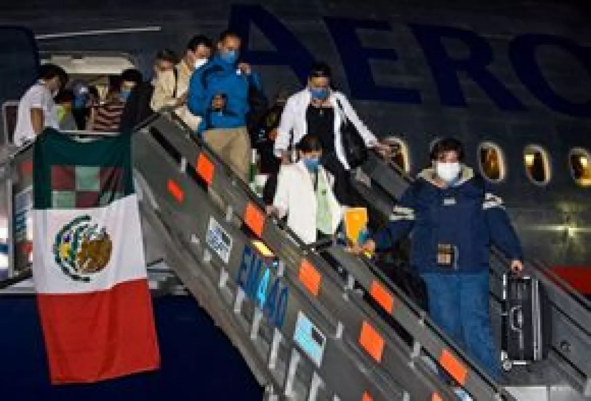 La primera dama de México arribó esta mañana al hangar presidencial y se reunió con los familiares de quienes fueron repatriados en un vuelo desde China y que estuvieron en cuarentena en ese país.