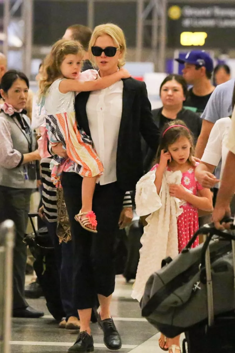 La ganadora del Oscar fue captada en LAX, como pocas veces, en compañía de las dos pequeñas hijas que tuvo con el músico Keith Urban.