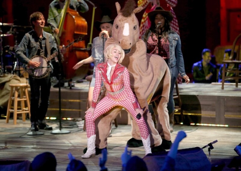 Miley abrió el concierto con la canción 4x4, bailando y brincando como toda una reina del rodeo.