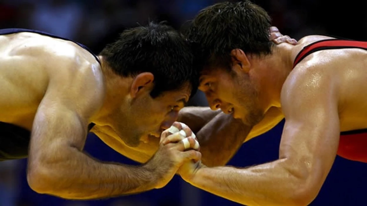 Dos luchadores participan en el mundial de lucha