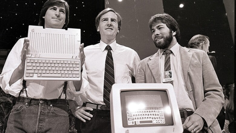 Los dos ‘Steve’ diseñaron Macintosh, la primera computadora personal que usaba un ‘mouse’. Jobs la presentó al mundo en un comercial durante el Súper Tazón de 1984.