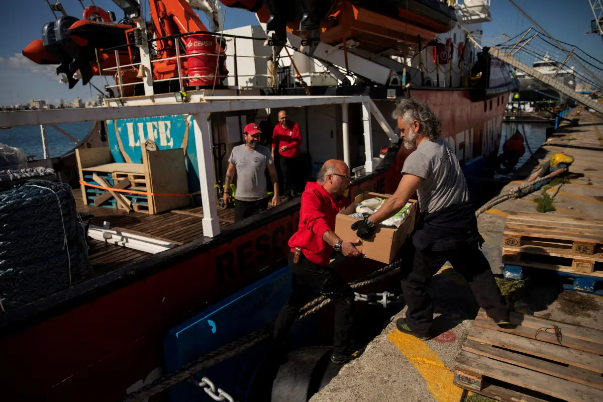 Miembros de Open Arms transportan ayuda humanitaria para Gaza en una misión conjunta entre las ONG Open Arms y World Central Kitchen en un puerto de Larnaca, Chipre, el 9 de marzo de 2024.
