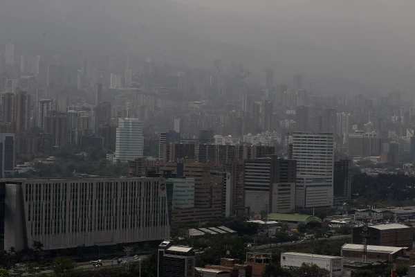 Vista panorámica de Medellín el 1 de abril cuando se registró altos niveles de contaminación y que obligó a las autoridades a aplicar medidas restrictivas para todo el fin de semana.