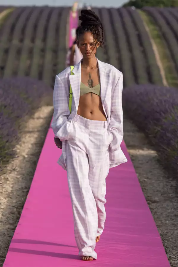 Modelo de Jacquemus en un campo de lavanda para la colección spring summer 2020.