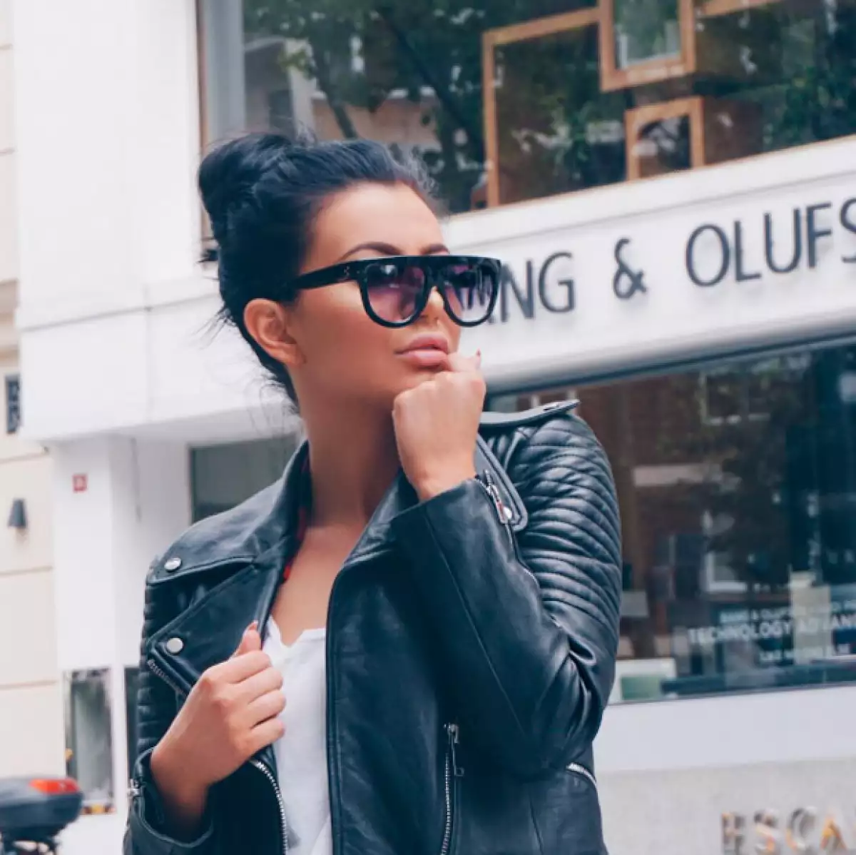 Además, también trata de vestirse como ella.