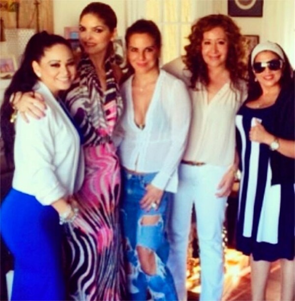 Kate del Castillo lució muy sexy con vaqueros rotos y una blusa escotada.