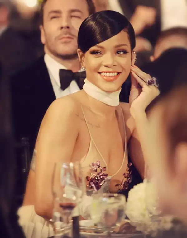 Rihanna pagó 35 mil dólares por un par de aretes de diamantes y un retrato de Elizabeth Taylor.