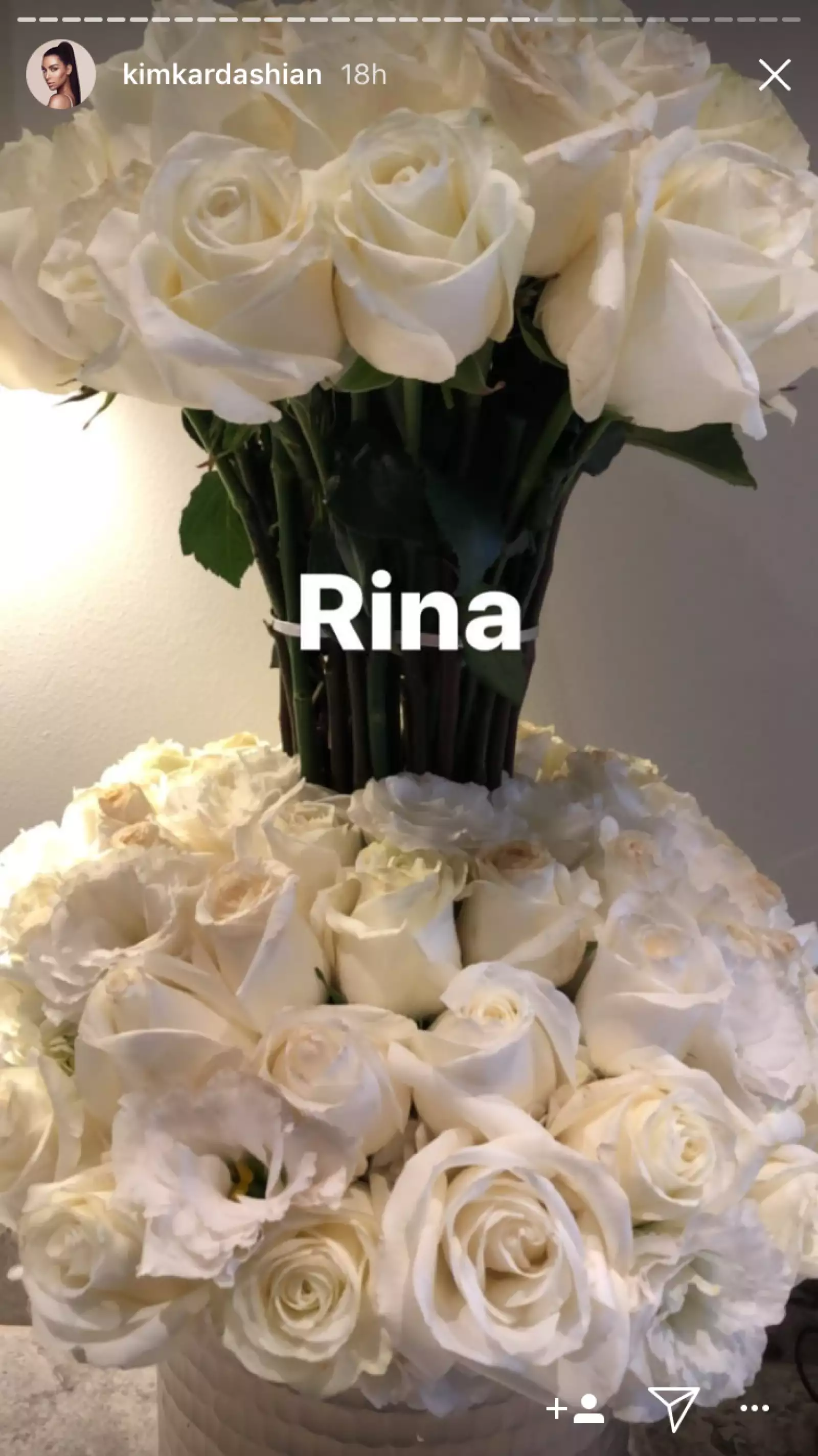 Kim Kardashian recibió decenas de flores por su cumple 37