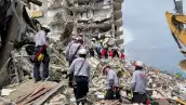 Cuatro personas fueron confirmadas muertas y 159 seguían desaparecidas el viernes tras el colapso de un edificio frente al mar cerca de Miami, mientras los equipos de rescate revisaban una montaña de escombros buscando desesperadamente sobrevivientes.