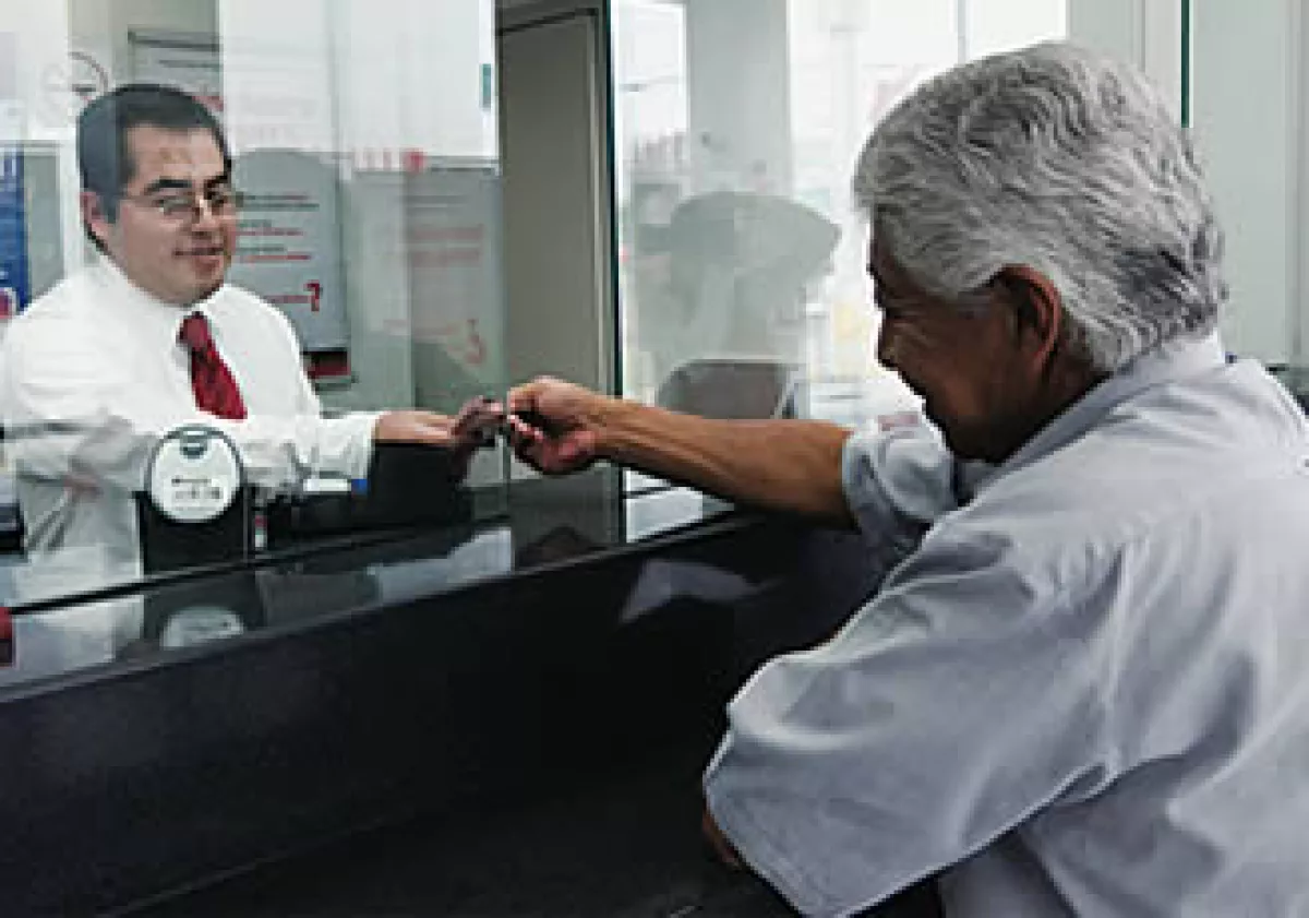 La banca dejará de cobrar 3,127 mdp con la eliminación de 9 comisiones. (Foto: Grace Navarro)