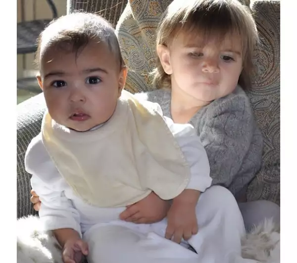 Penélope sostenía a su primita a quien le lleva dos años de edad.