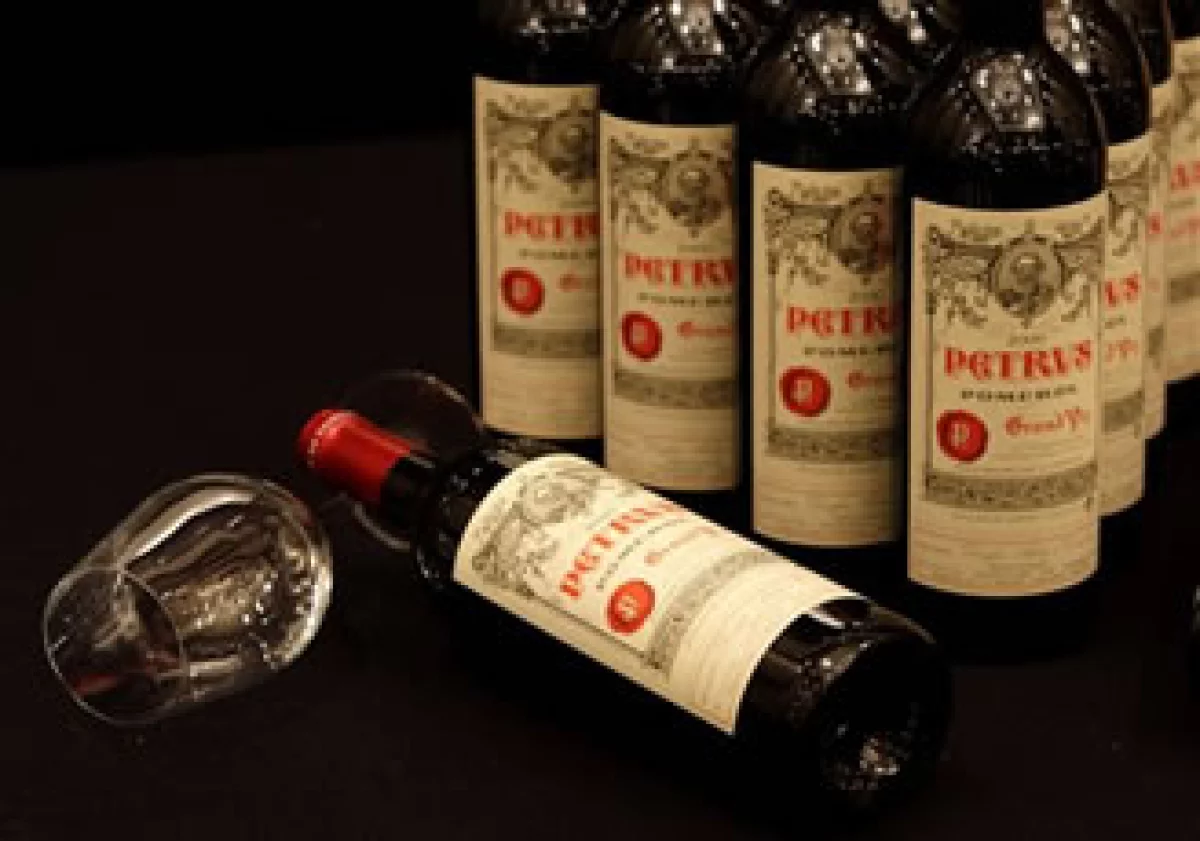 La cava del Gobierno británico cuenta con 40,000 botellas de vino, entre ellas el preciado Chateau Petrus. (Foto: AP)