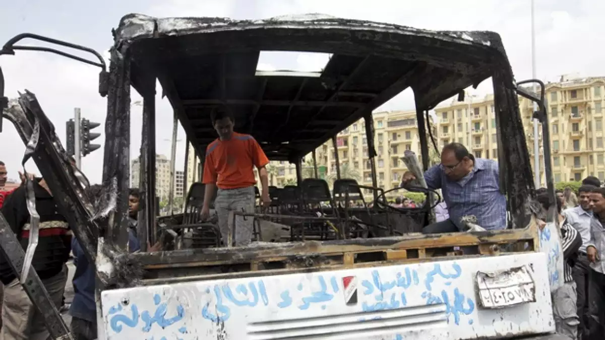 autobus calcinado en la plaza tahrir