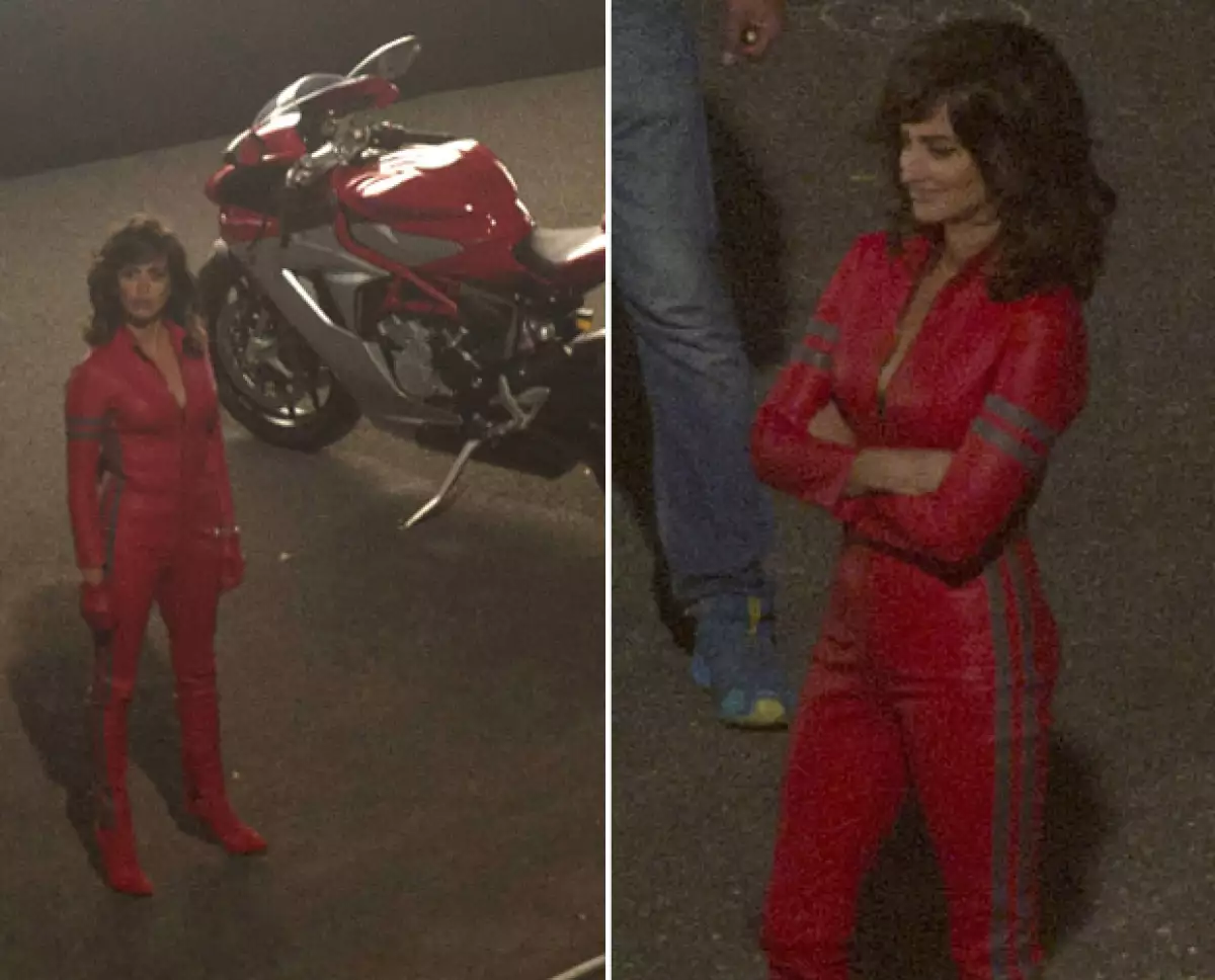 Muy sexy y con pelo corto, la actriz que hoy cumple 41 años de edad fue captada en el set de grabación de la cómica película en Roma.