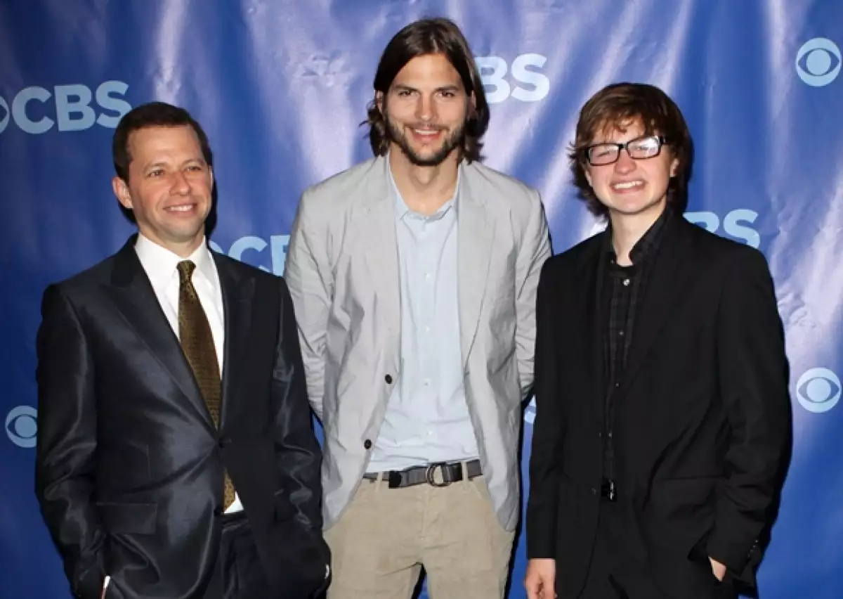 El actor, acompañado por quienes serán sus coestrellas en la serie, se notó feliz durante la sesión fotográfica de presentación de la nueva temporada.