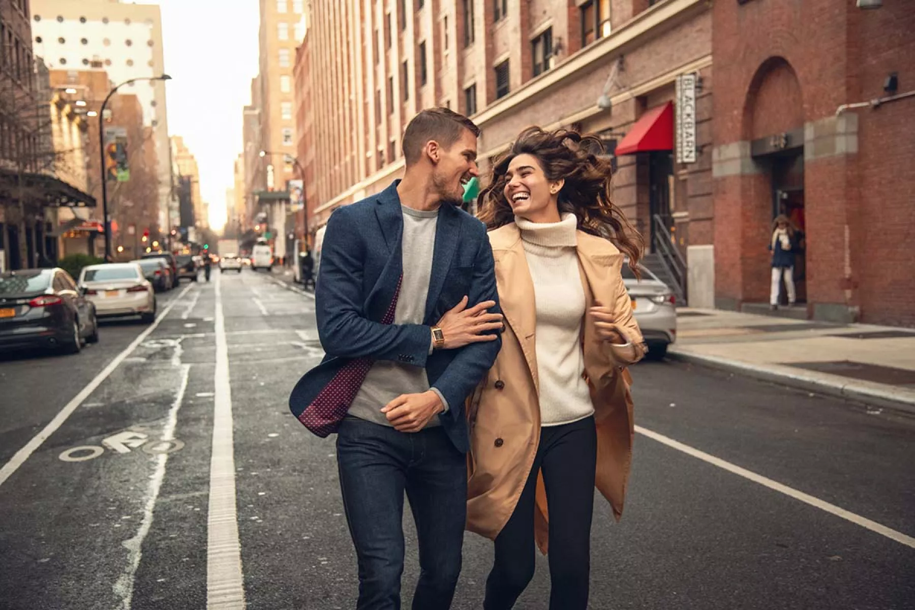 Pareja de la mano en la calle.