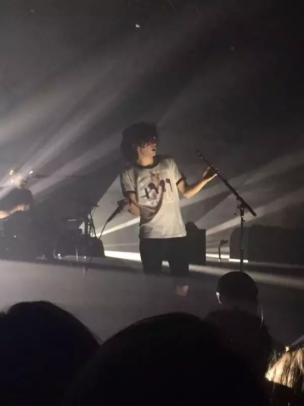 Matt Healy en concierto con playera del álbum de Taylor Swift 