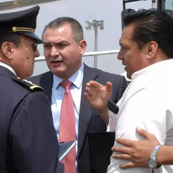 El boliviano Josmar Flores Pereira secuestró un avión de Aeroméxico que venía de Cancún la tarde del miércoles en el aeropuerto de la ciudad de México con latas de jugo. La SSP y Aeroméxico responsabilizaron a la vigilancia del aeropuerto de Cancún.