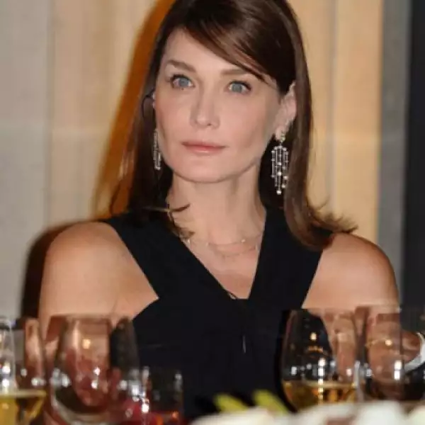Con unos ojos tan expresivos, Carla Bruni estuvo atenta en la cena de gala que ofreció Felipe Calderón por la visita de estado del Presidente de Francia.