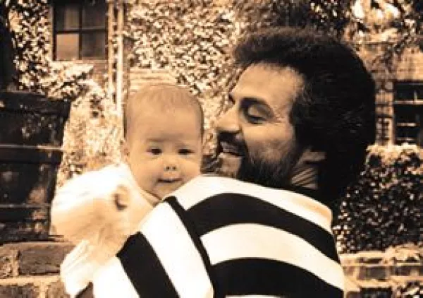 En 1989, desde que nació Zuria es la adoración de su papá, el actor Gonzalo Vega.