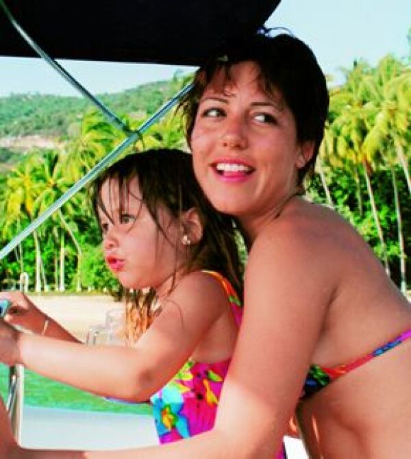 Aquí con su mamá, Stephanie Salas, en Acapulco en 1998.