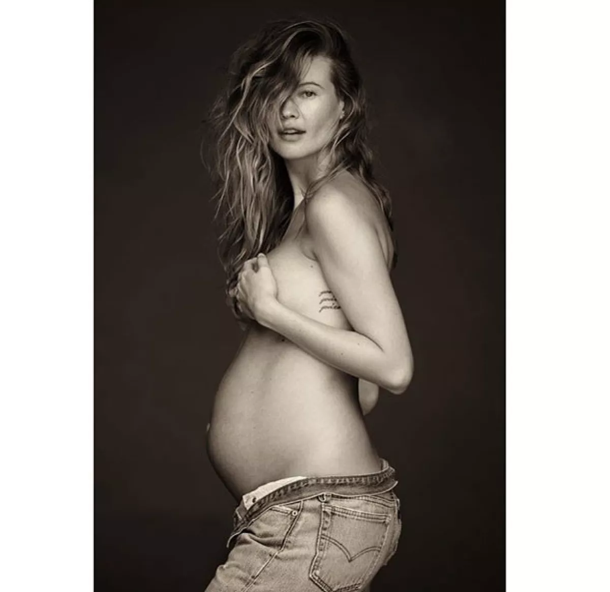 La modelo presume en una foto su pancita de casi seis meses de embarazo.