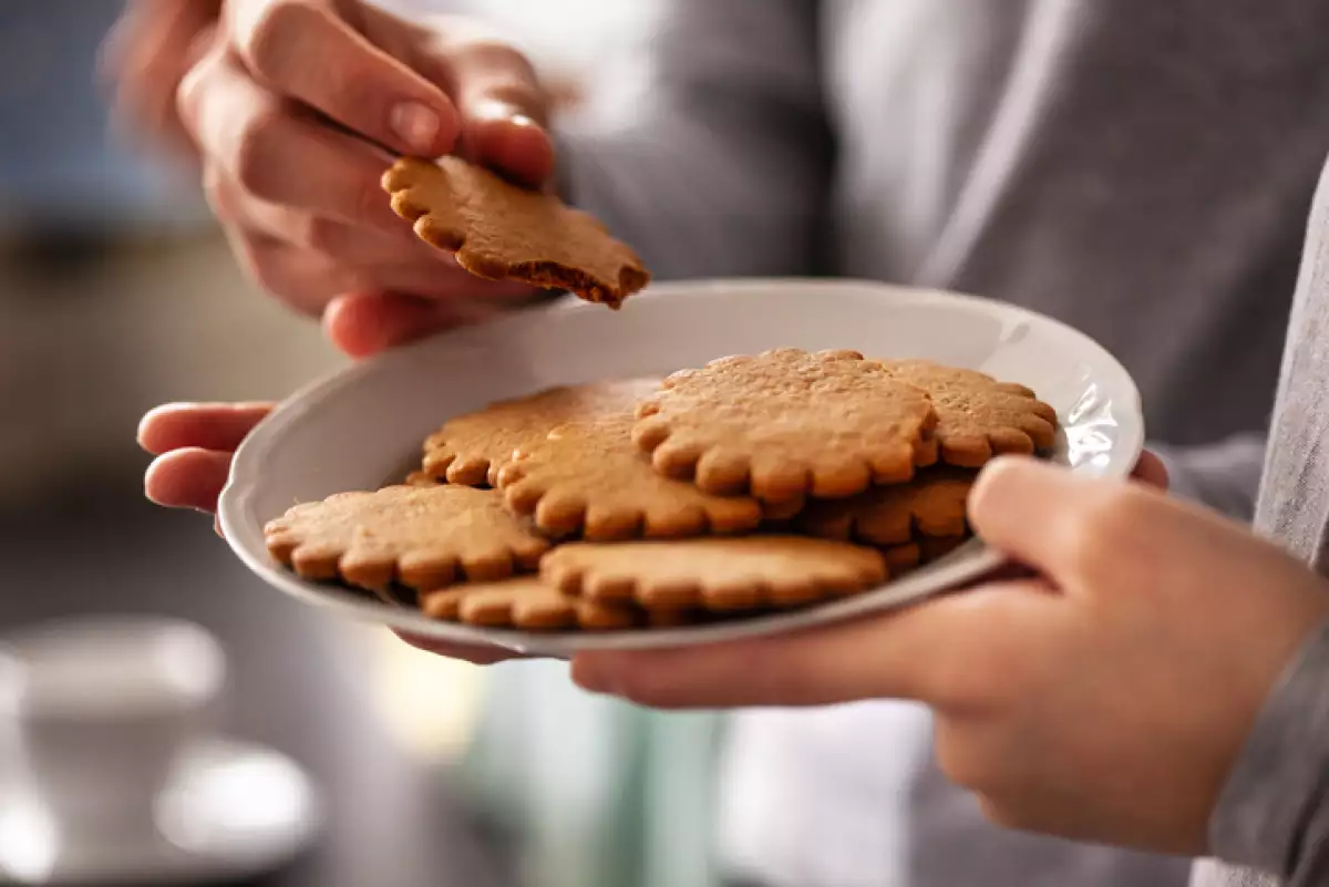 Childern eating cookies
