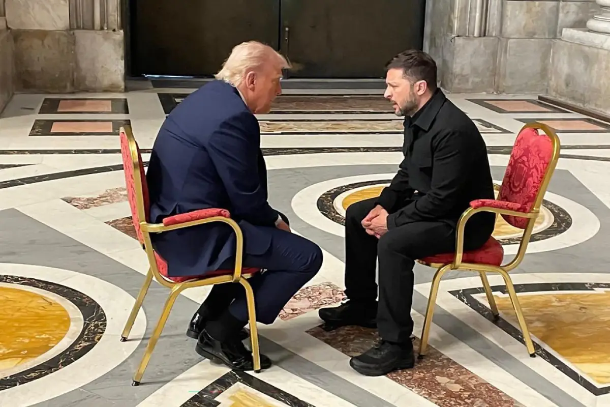 En esta fotografía de folleto tomada y publicada por el Ministerio de Relaciones Exteriores de Ucrania el 26 de abril de 2025, el presidente de Ucrania, Volodymyr Zelensky (R) se reúne con el presidente de los Estados Unidos, Donald Trump (Irda), al margen del funeral del Papa Francisco en St. Basílica de San Pedro en el Vaticano.