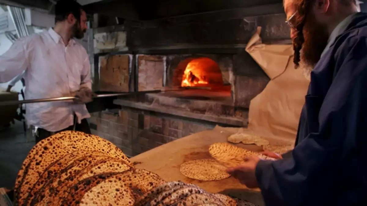 Panaderos judíos fabrican el matzá, pan sin levadura que los judíos comen durante la fiesta de la Pascua