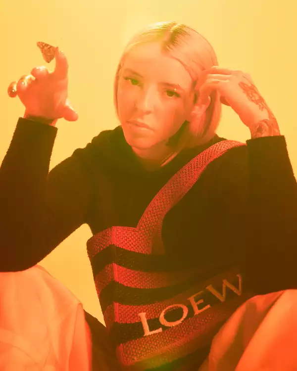 Young Miko en la nueva campaña de Loewe Paula's Ibiza