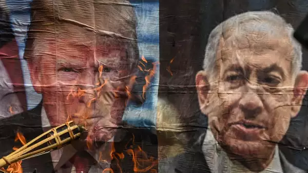 Un hombre quema una foto del presidente estadounidense Donald Trump y el primer ministro israelí Benjamin Netanyahu durante una protesta contra la acción militar entre Estados Unidos e Israel en Irán, cerca de la Embajada de los Estados Unidos en Manila el 9 de abril de 2026.