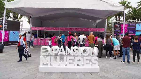 imagen de los participantes recibiendo su kit para la carrera en el Centro de Cultura Ambiental de Chapultepec.