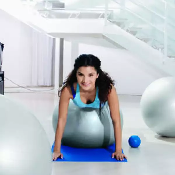 Mujer ejercitandose con pilates