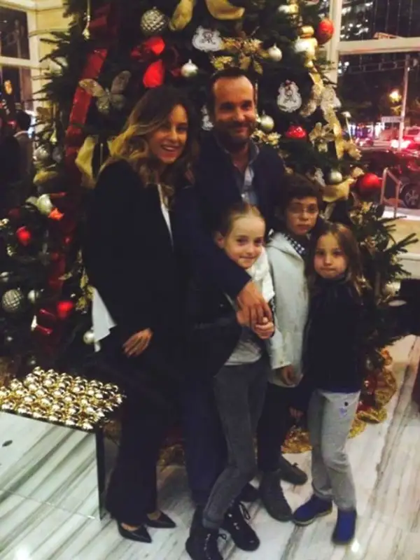 Dominika Paleta con su esposo Fabián Ibarra y los pequeños María, Aitana y Mateo.