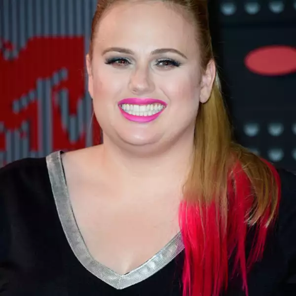 Rebel Wilson: Llevó las puntas del pelo rosas y sombras azul claro en los ojos.