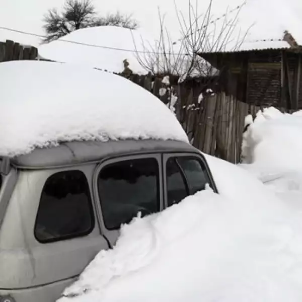 un hombre camina por una calle cubierta de nieve en serbia
