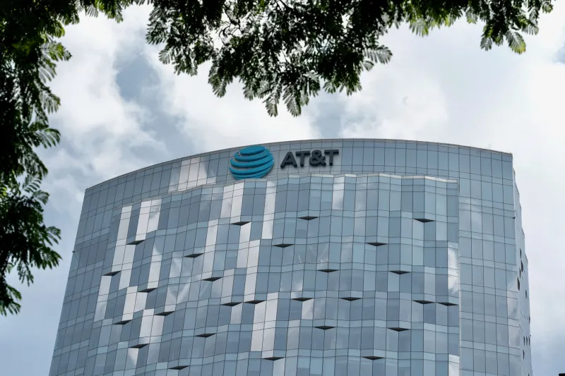 Foto del logo de AT&T sobre el edificio de oficinas corporativas. 