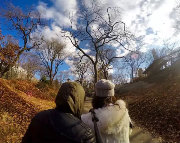 Nada mejor que una cita disfrutando de un romántico paseo invernal a pie.