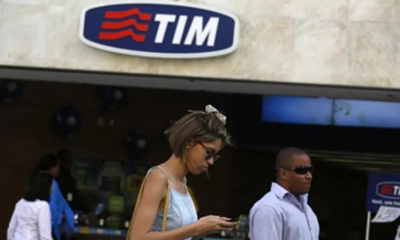 Según fuentes de Reuters, las empresa rivales habrían acordad ofrecer una suma combinada de  13,000 mdd. (Foto: Reuters )