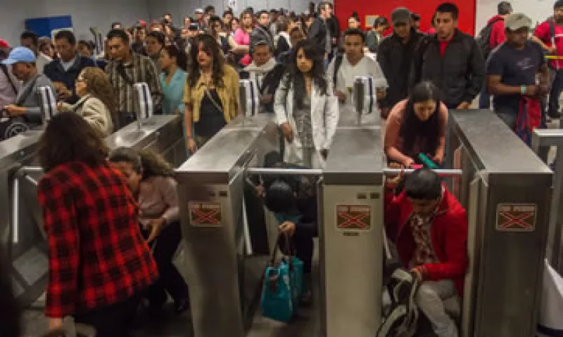 El aumento en el costo del Metro causó que algunos usuarios optaron por saltarse los torniquetes. (Foto: Cuartoscuro)