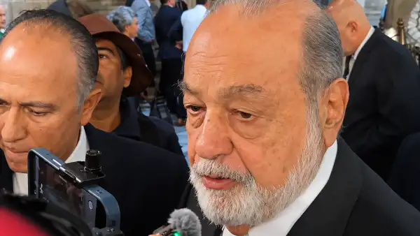 Cara del empresario Carlos Slim de frente a microfonos.png